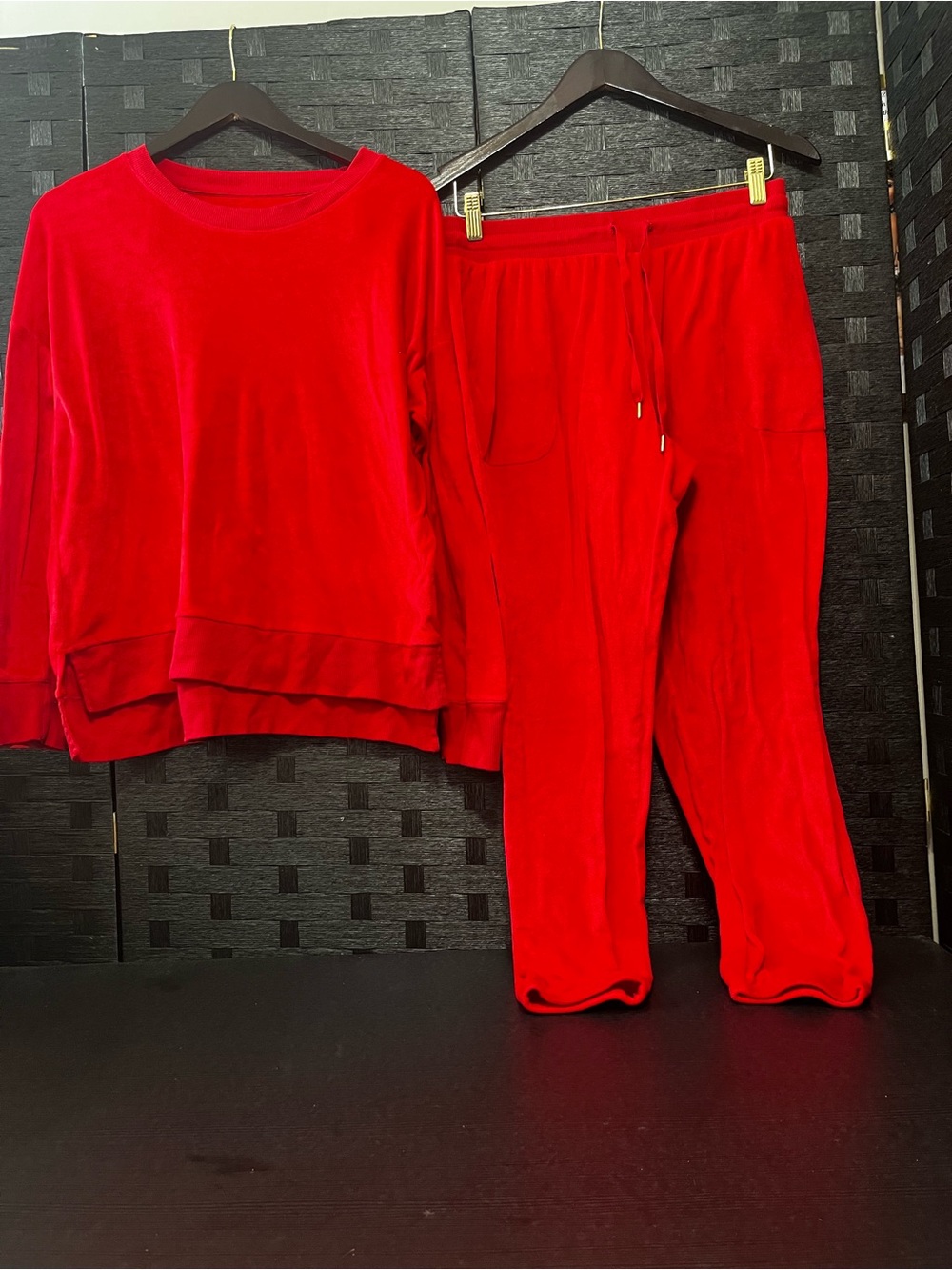 Secret Treasures Women's Lounge/Pajama Set Large Top/ Medium Pants Red